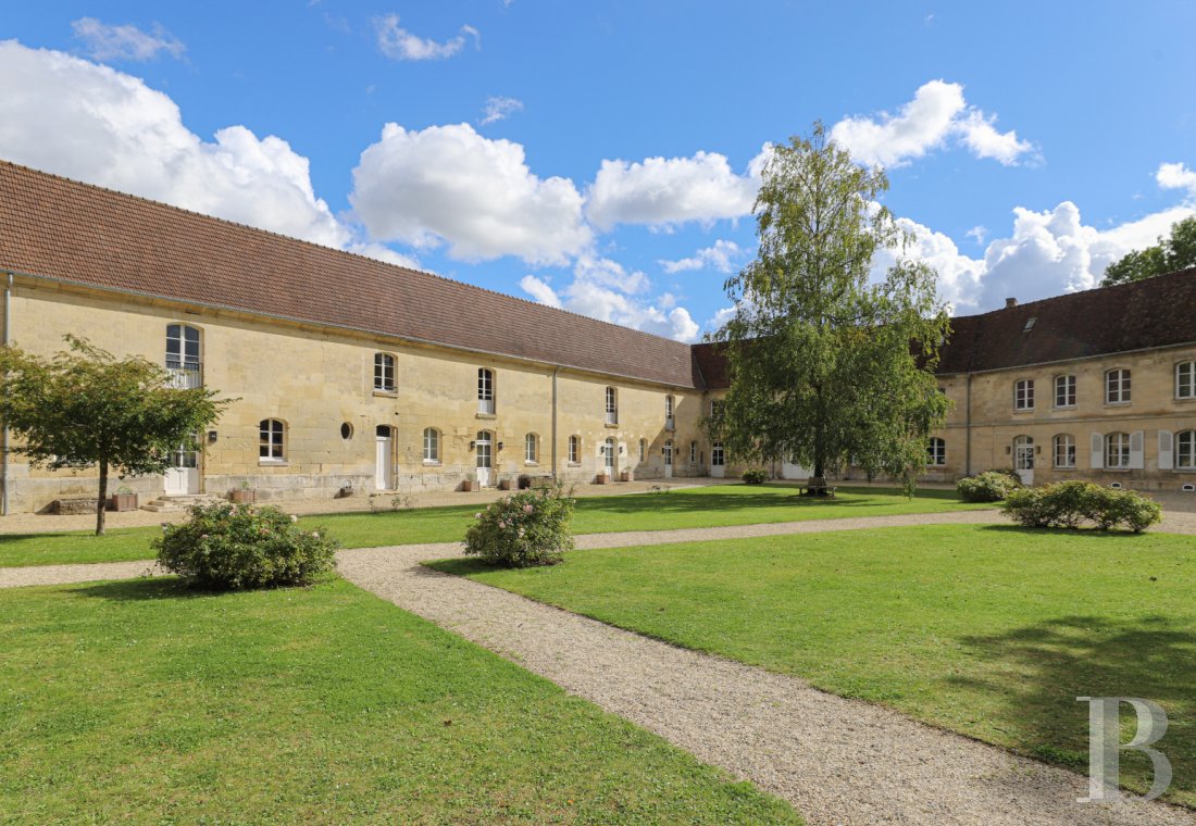 A large 18th century farmhouse and dovecote transformed into a hotel in the Oise, near Senlis - photo  n°1